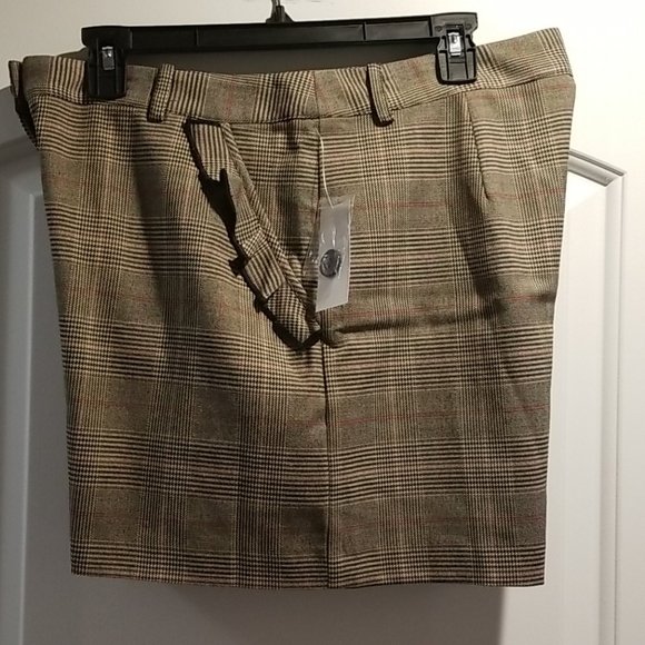 CeCe Plaid Tailored Shorts in Gray with Subtle Red Accent - Picture 4 of 7